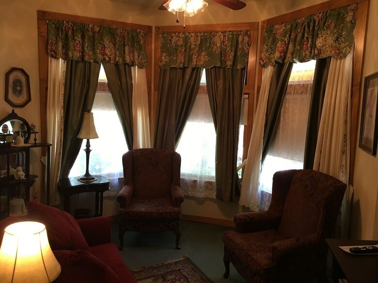Bed & Breakfast All Seasons Inn