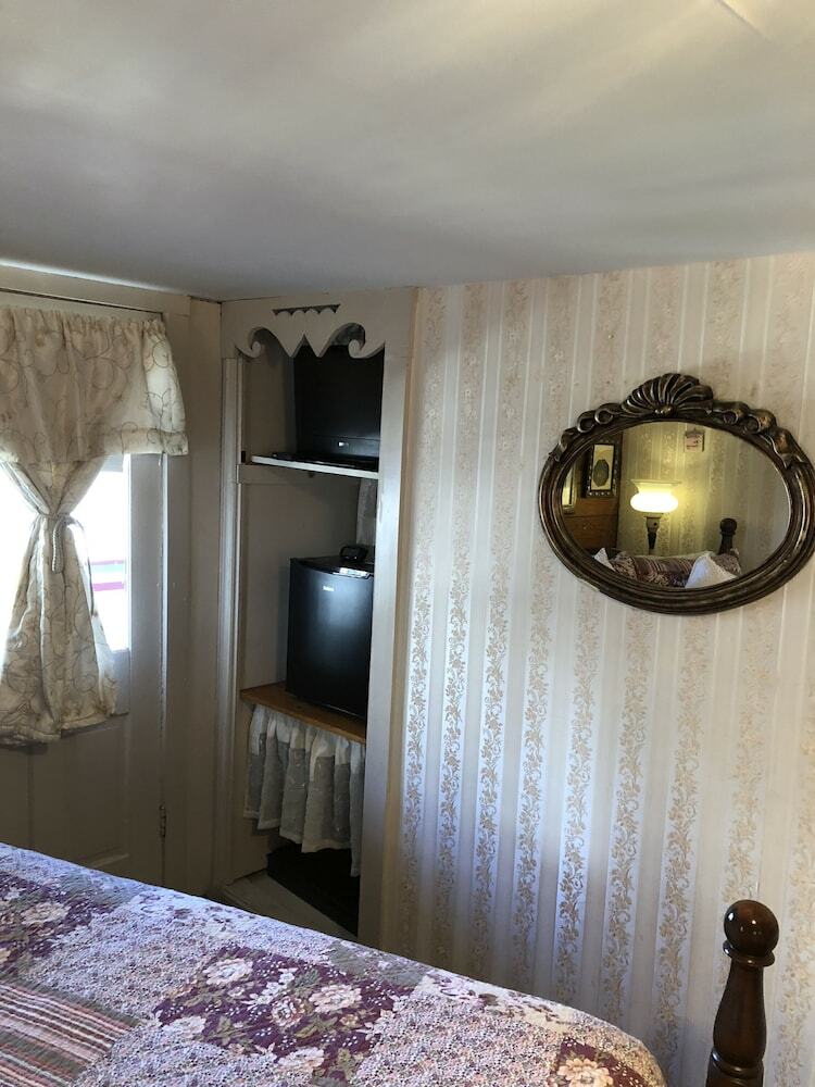 Bed & Breakfast All Seasons Inn
