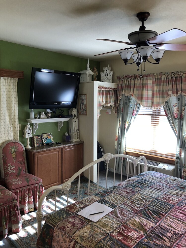 Bed & Breakfast All Seasons Inn