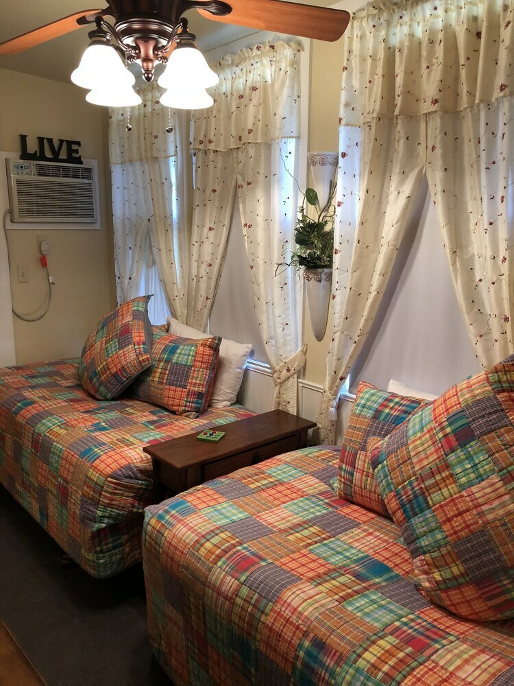Bed & Breakfast All Seasons Inn