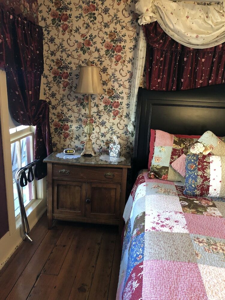 Bed & Breakfast All Seasons Inn