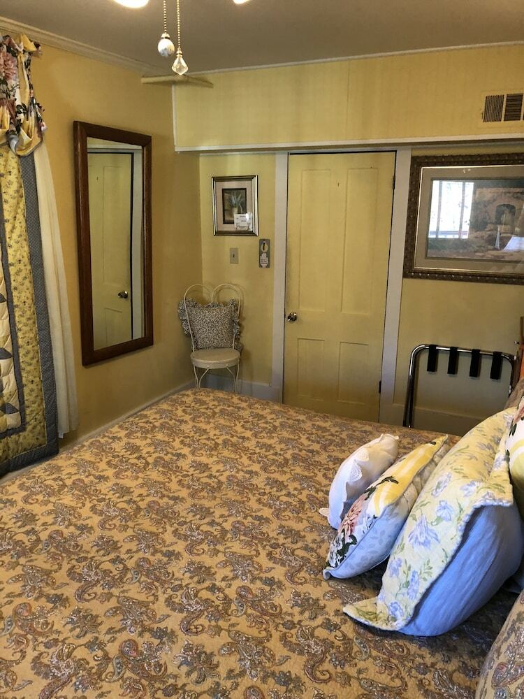 Bed & Breakfast All Seasons Inn