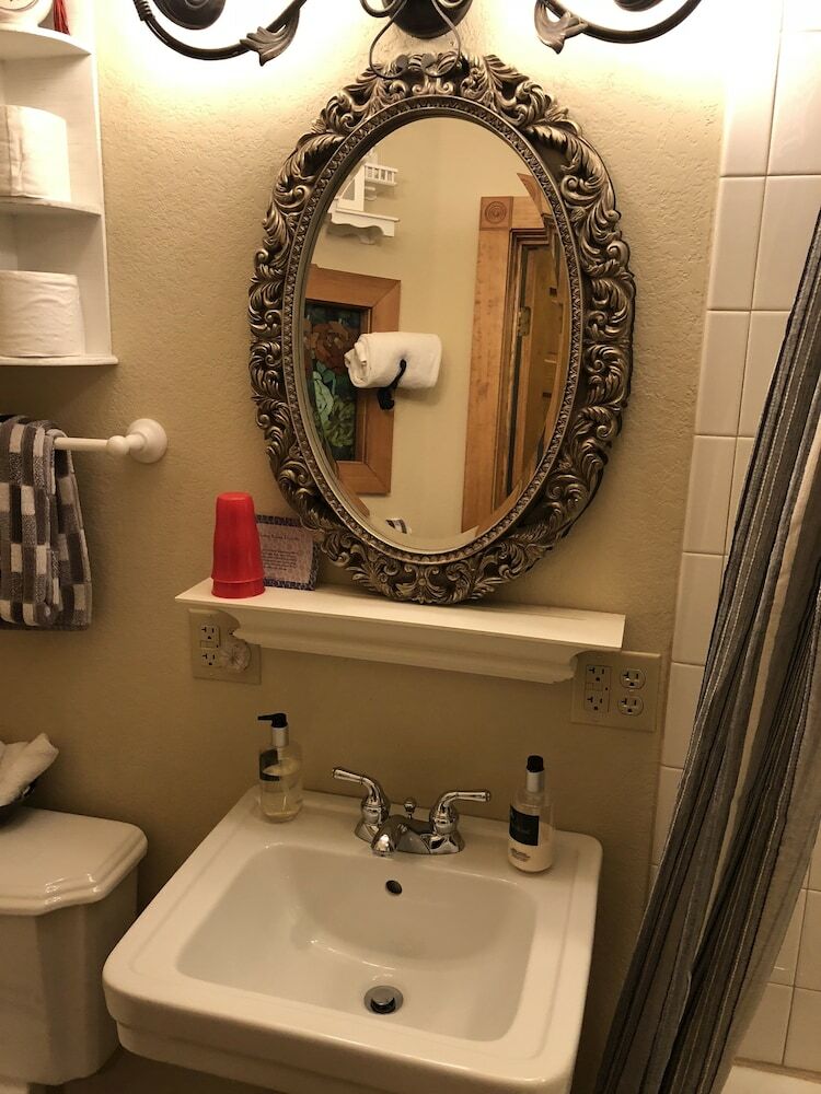 Bed & Breakfast All Seasons Inn