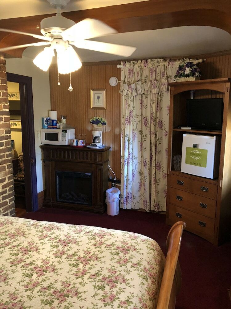 Bed & Breakfast All Seasons Inn