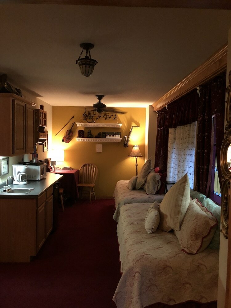 Bed & Breakfast All Seasons Inn