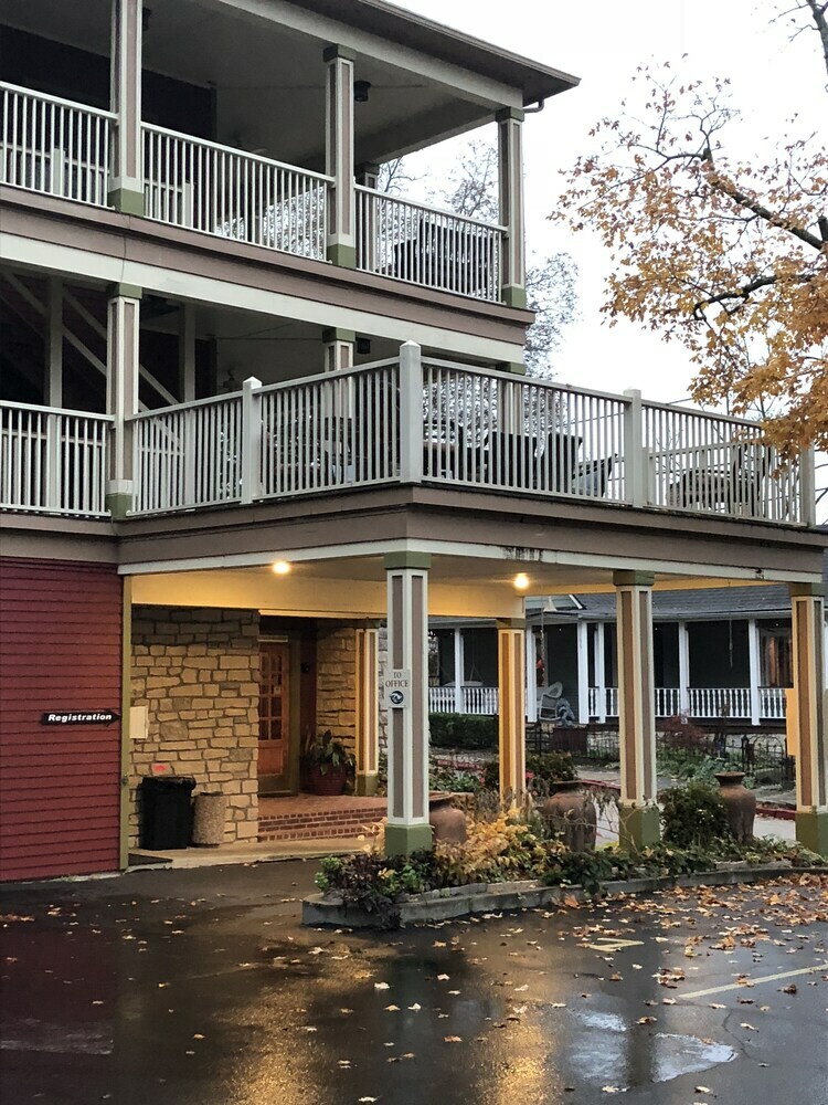 Bed & Breakfast All Seasons Inn
