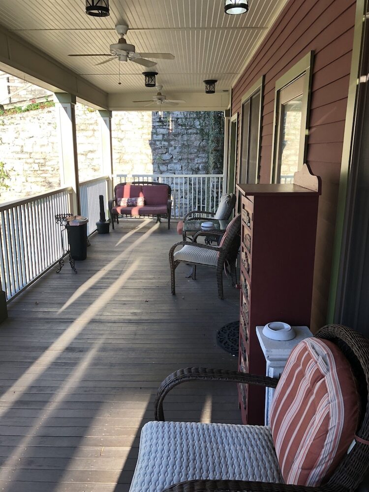 Bed & Breakfast All Seasons Inn