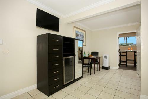 Ocean Beach Hotel