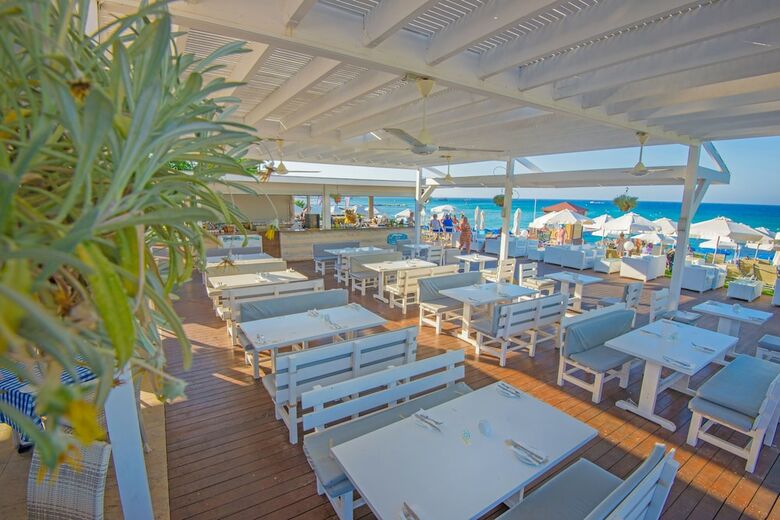 Hotel Silver Sands(.)