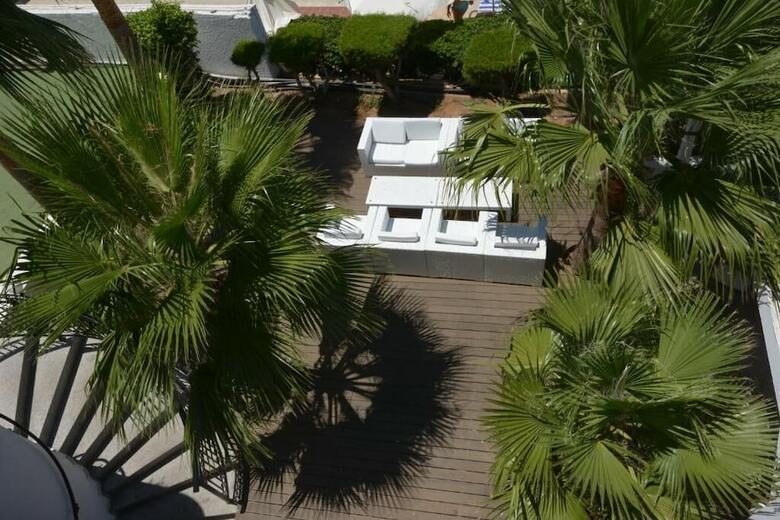 Hotel Silver Sands(.)
