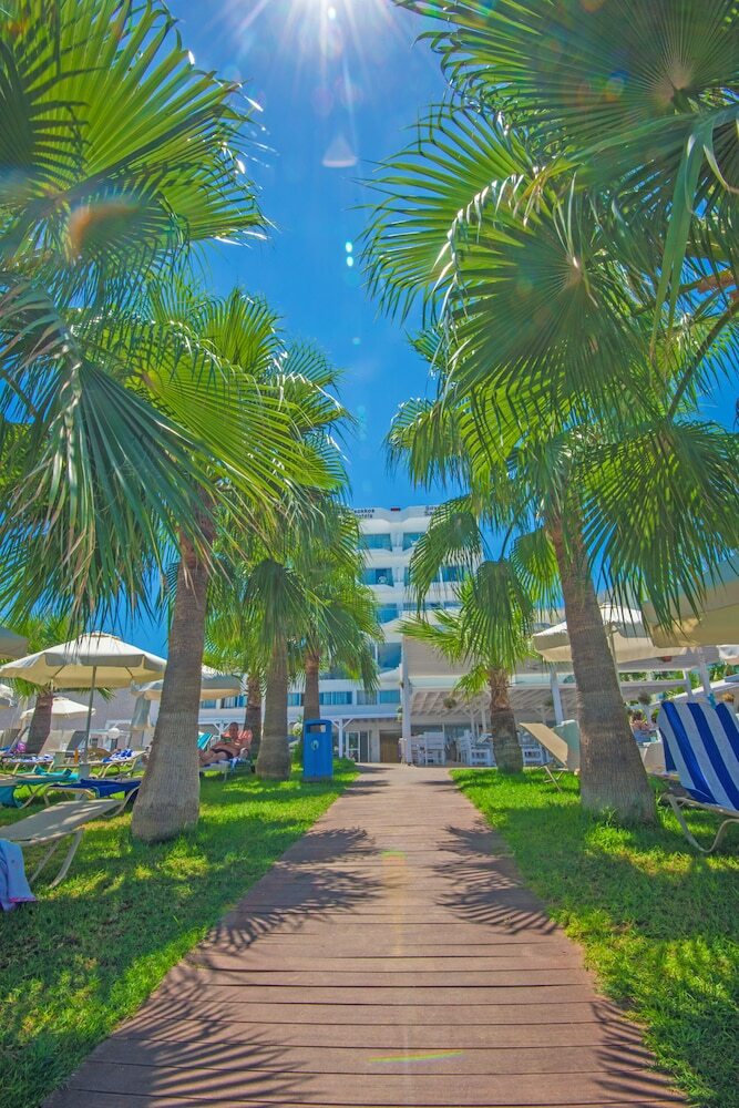 Hotel Silver Sands(.)