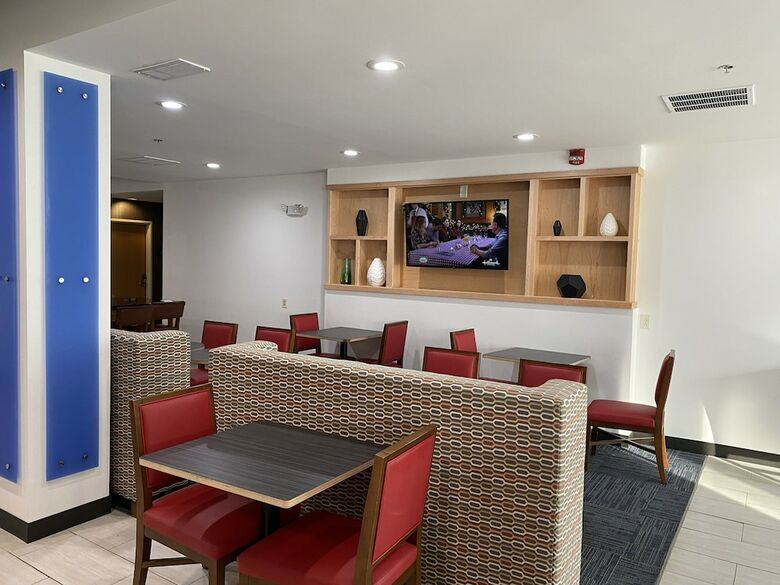 Holiday Inn Express Hotel & Suites Logansport