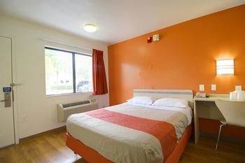 Motel 6 Lantana