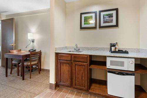 Holiday Inn Express Hotel & Suites Newark-heath