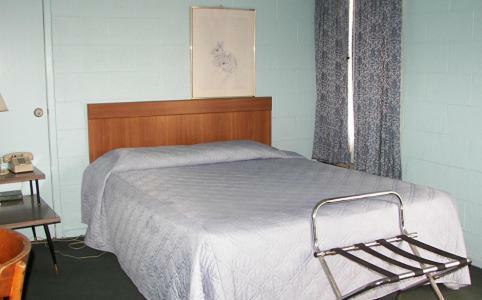 Holiday Host Motel