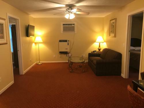 Exit 5 Motel & Cottages