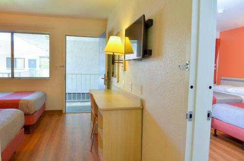 Motel 6 Gustine