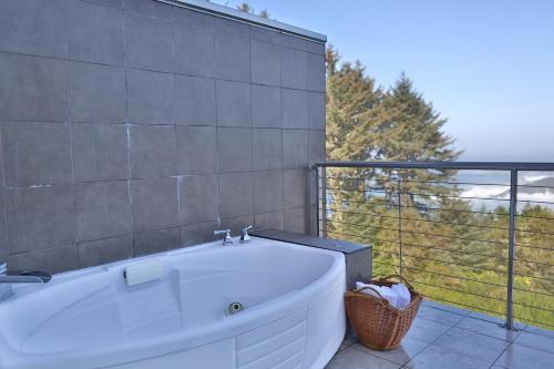 Hotel Whale Cove Inn