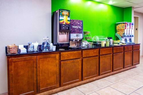 Hotel Econolodge Inn & Suites