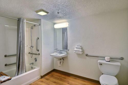 Motel 6 Tewksbury