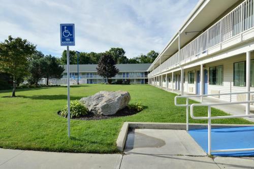 Motel 6 Tewksbury