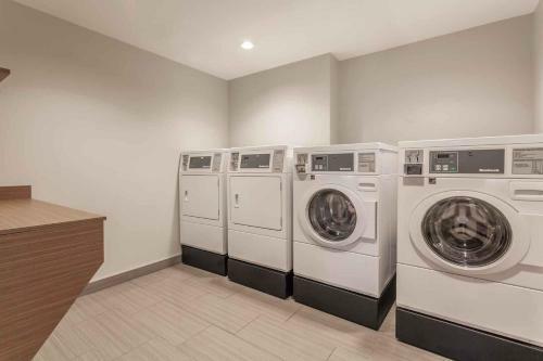 Hotel Microtel Inn & Suites By Wyndham Fort Mcmurray