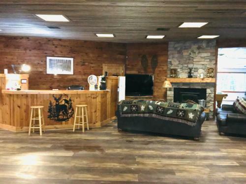 Hotel Hiawatha Lodge Inn