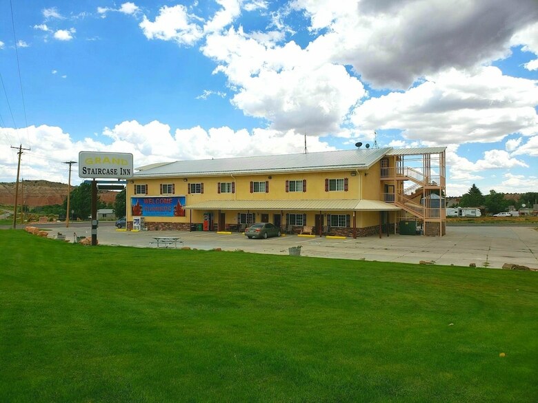 Motel Grand Staircase Inn