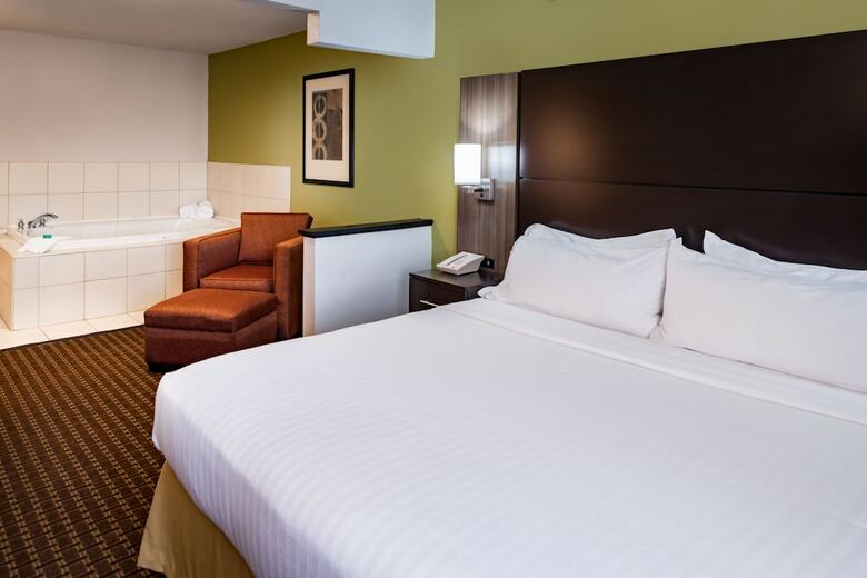 Holiday Inn Express Hotel & Suites Bucyrus