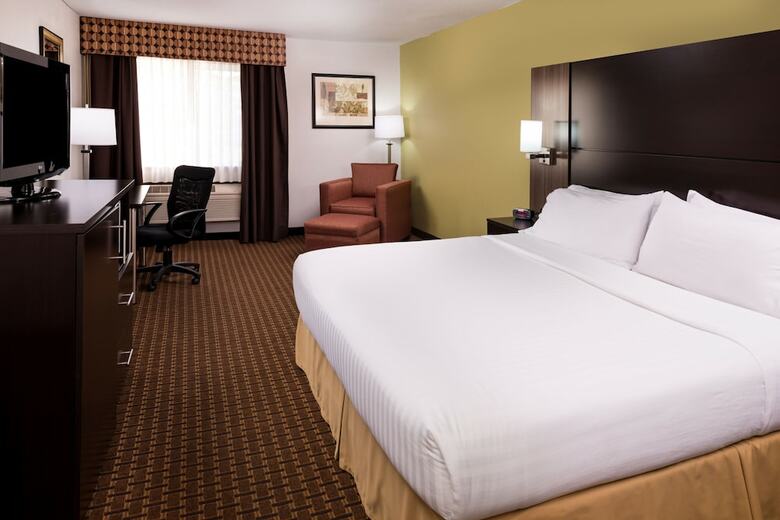 Holiday Inn Express Hotel & Suites Bucyrus