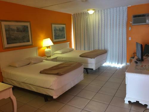 Motel Camelot Waterfront Inn