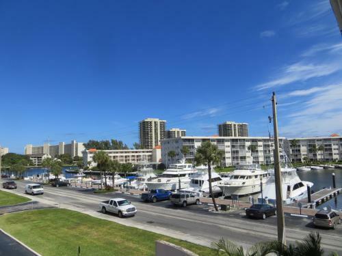 Motel Camelot Waterfront Inn