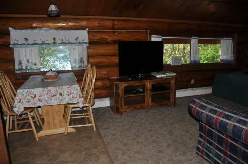 Daniels Lake Lodge Cabins
