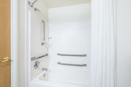 Hotel Super 8 By Wyndham West Middlesex/sharon Area