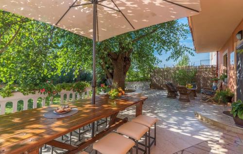 Hostal E-m Apartments With Private Pool