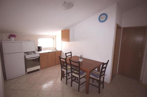 Apartments By The Sea Pisak (omis) - 12545