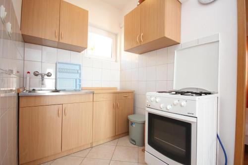 Apartments By The Sea Pisak (omis) - 7570