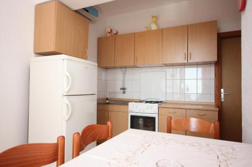 Apartments By The Sea Pisak (omis) - 7570