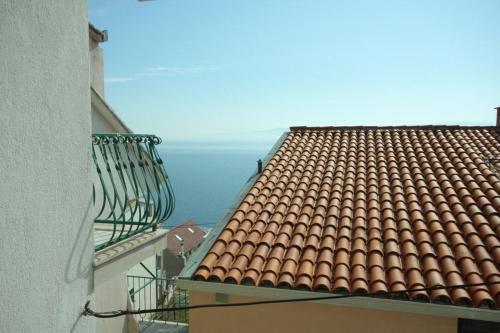 Apartments By The Sea Pisak (omis) - 7570
