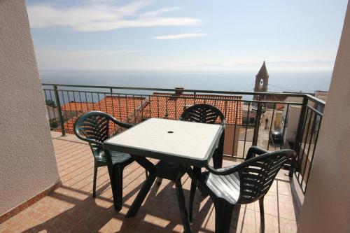 Apartments By The Sea Pisak (omis) - 7570