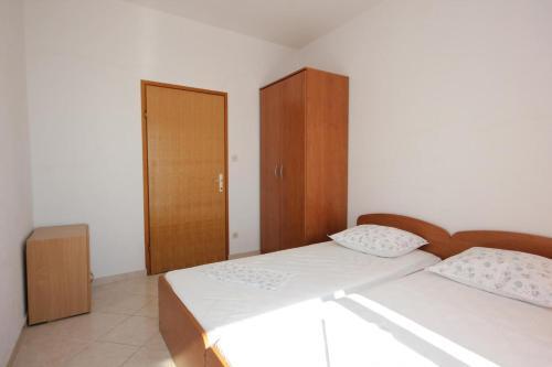 Apartments By The Sea Pisak (omis) - 7570