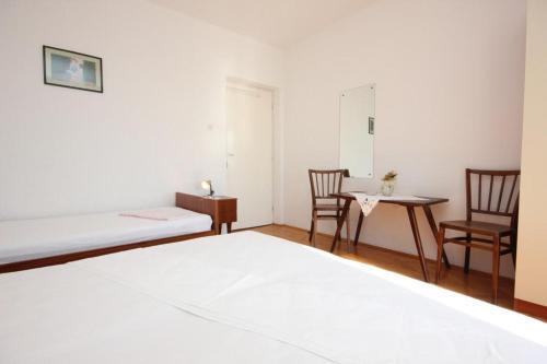 Apartments By The Sea Pisak (omis) - 7570