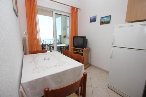 Apartments By The Sea Pisak (omis) - 7570