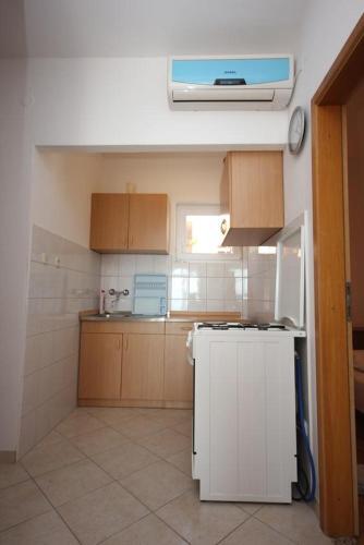 Apartments By The Sea Pisak (omis) - 7570