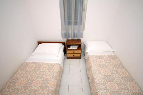 Apartments By The Sea Pisak (omis) - 4815