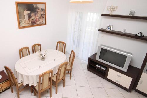 Apartments By The Sea Pisak (omis) - 4815