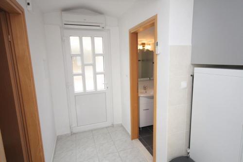 Apartments By The Sea Pisak (omis) - 4815