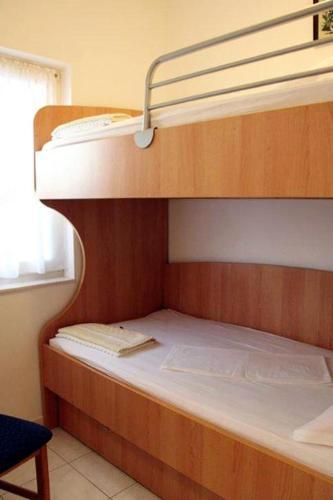 Apartments By The Sea Pisak (omis) - 4815
