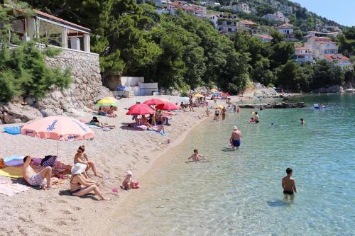 Apartments By The Sea Pisak (omis) - 4815