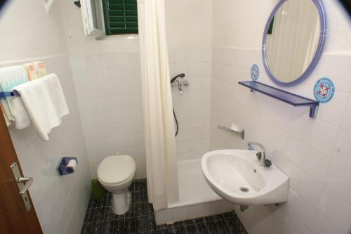 Apartments By The Sea Pisak (omis) - 2742